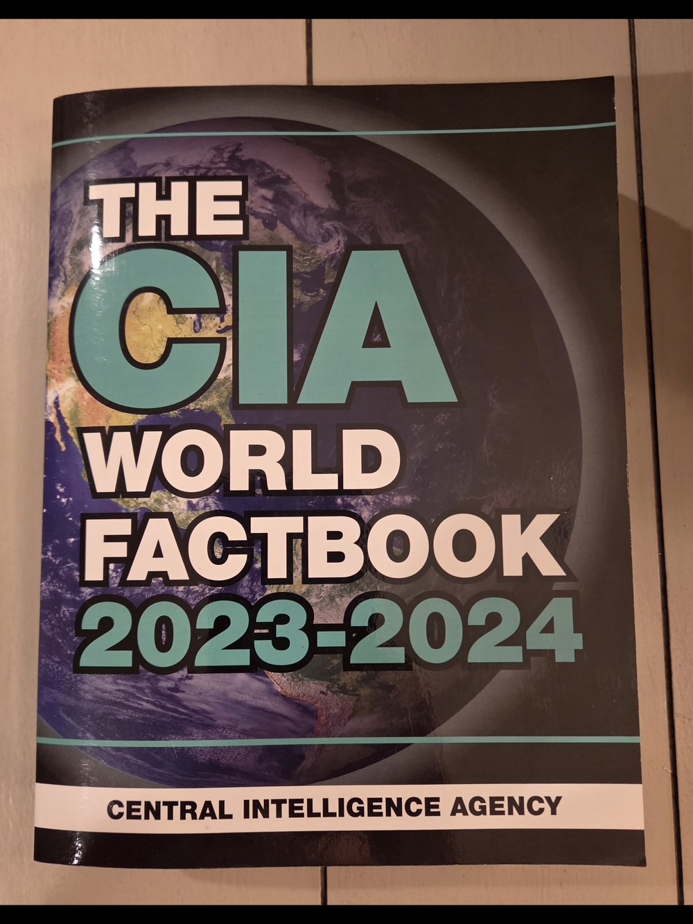 "The CIA World Fact Book - 2023-2024" - Paperback - By CIA